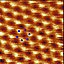 Bild einer Graphitoberfläche, dargestellt durch ein Rastertunnelmikroskop. Die blauen Punkte zeigen die Lage der einzelnen Atome der hexagonalen Graphitstruktur.