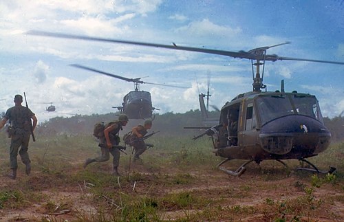 UH-1D helicopters in Vietnam 1966.jpg